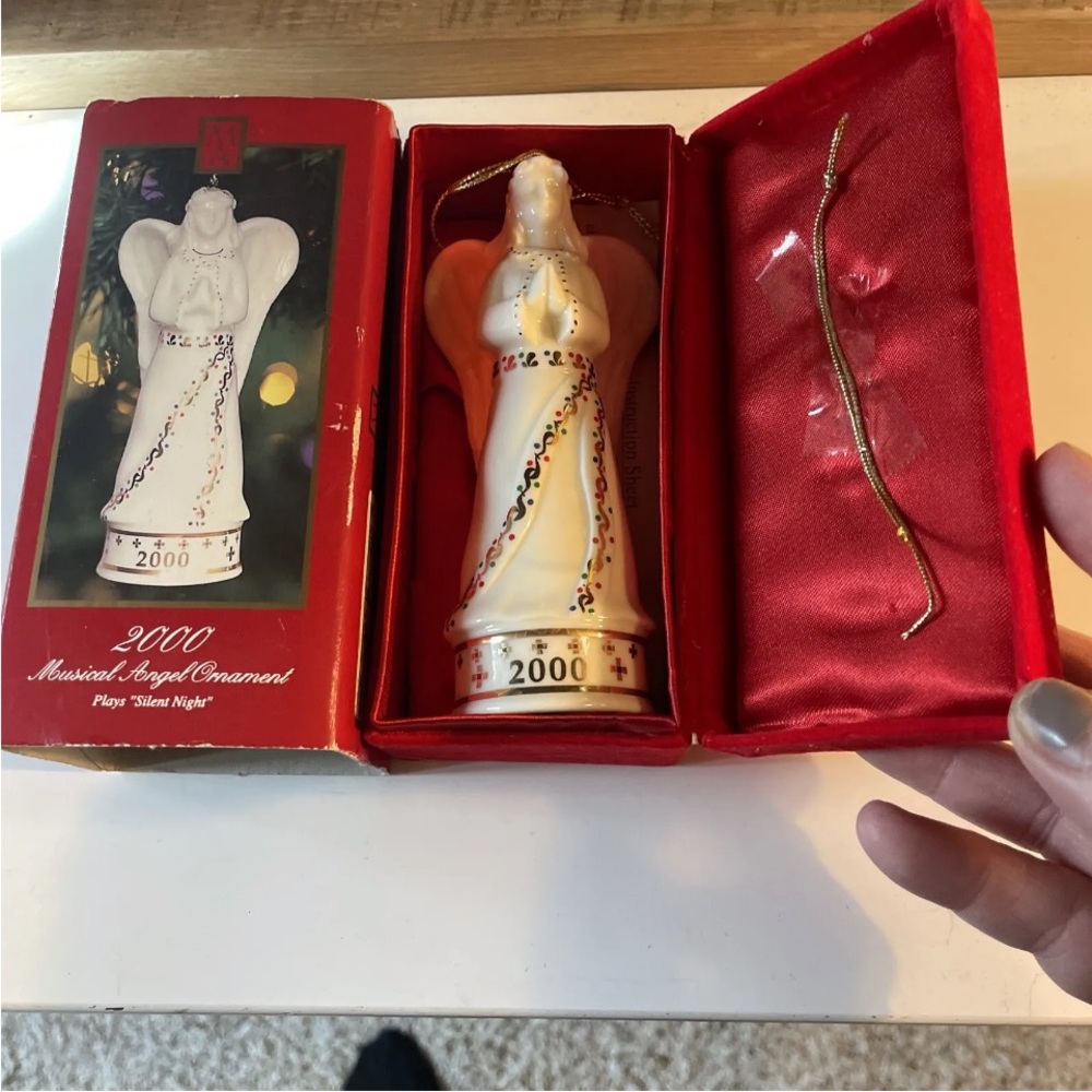 Madison Avenue 2000 musical Angel ornament